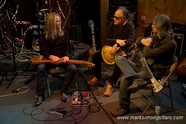 arsoncinroundtable.jpg - Terraplane Resonator Guitars Artist Summit: Cindy Cashdollar, Arlen Roth, & Sonny Landreth. -Visit www.terraplaneguitars.com for more.